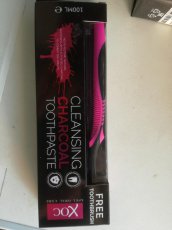 XOC Charcoal blic zubn pasta s aktivnm uhlm 100 ml + zubn kartek zdarma