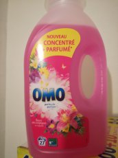 Omo Lessive Liquide  Doses Perles de Parfum Fleurs des tropiques et Magnolia 27pd 1,35l